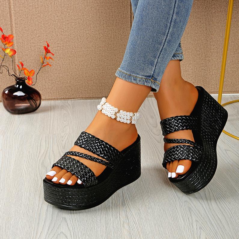 

2025 summer new European and American slope heel foreign trade large size fish mouth fashionable and comfortable foot cover beach platform slippers 35 чорний