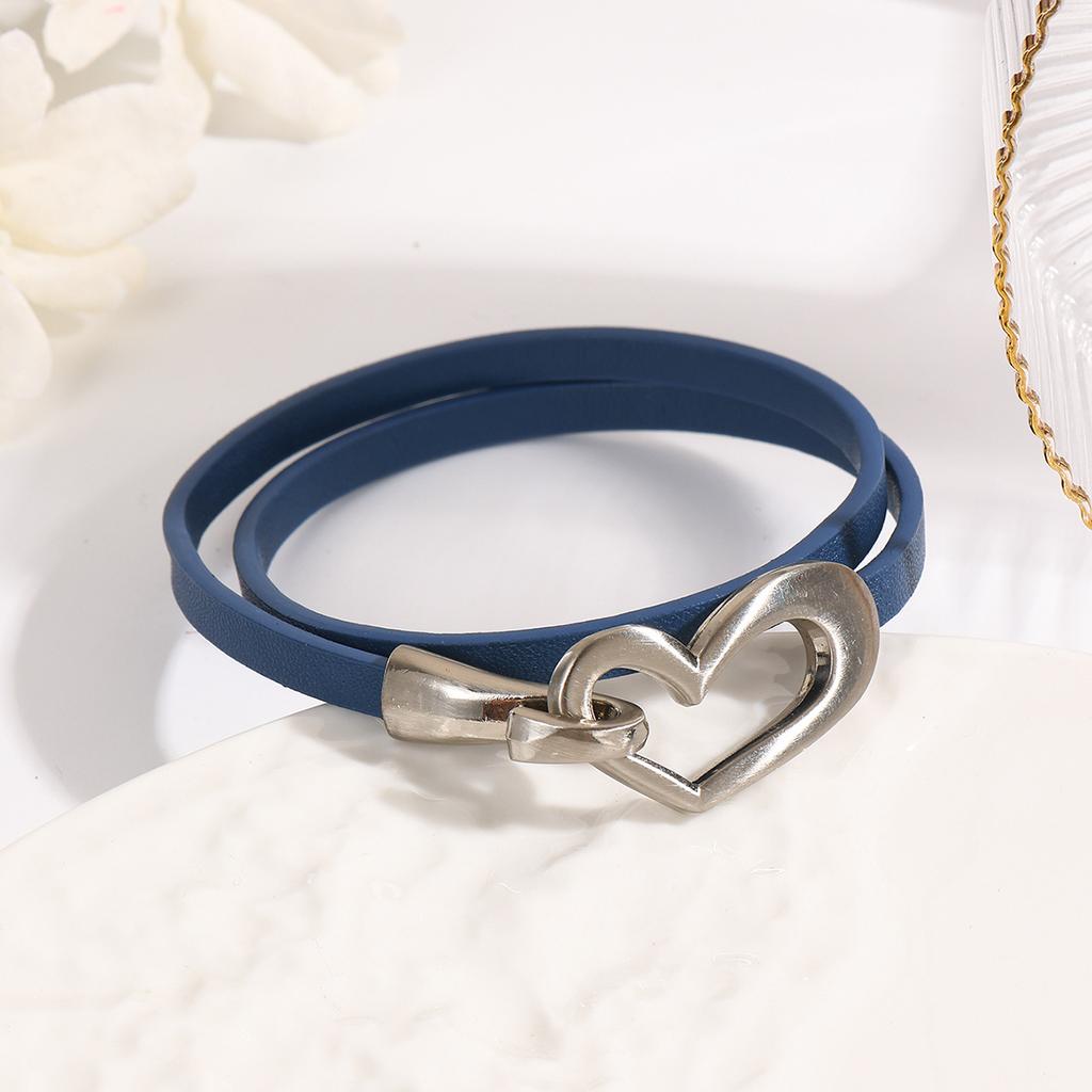 Schicht-Herz-Armband-Set Weiches Leder-Wickelband mit gebürbtem Metallverschluss Einzigartiges Modeaccessoire