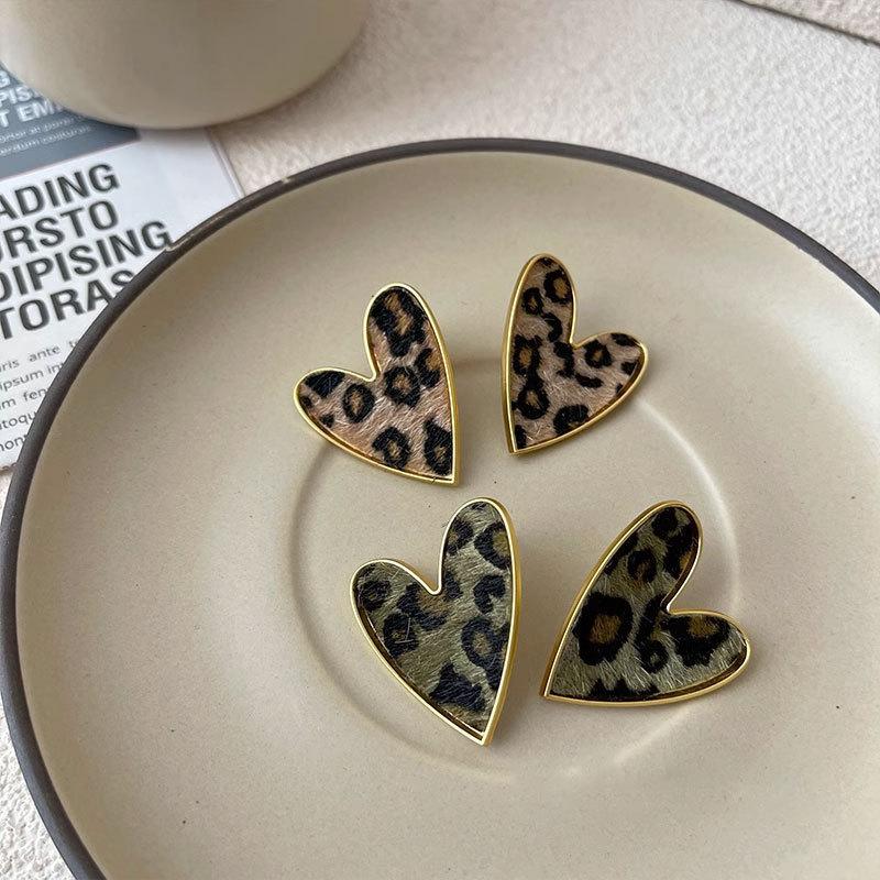 Fashion Vintage Sexy Leopard Print Love Heart Shaped Earrings for Women Maillard Design Simple Peach Heart Jewelry Birthday Gift