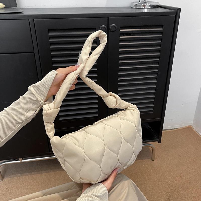 IELGY Versiunea coreeană de mare capacitate pentru femei a geanților cu găluște oblic cu un singur umăr, geantă moon retro din nailon brodat