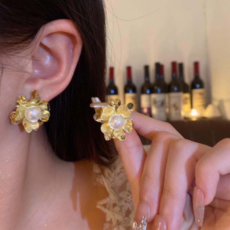 Luxury Pearl Flower Stud Earrings: Chic European & American Metallic Design for Women