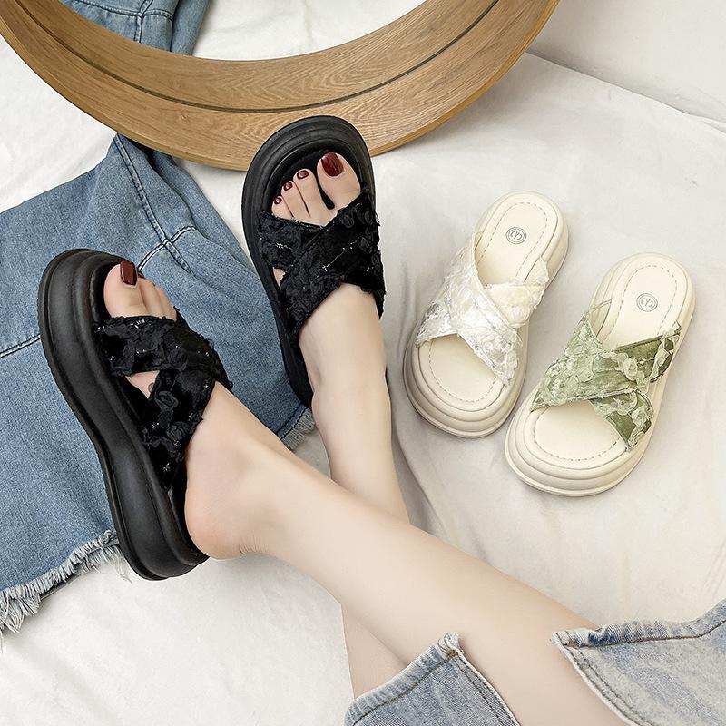 Beautiful one-word thick-soled slippers for women to wear 2025 summer new versatile ins tide non-slip seaside vacation beach