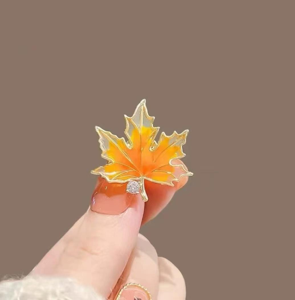 

Maple Leaf Ginkgo Biloba Leaf Rhinestone Brooch Niche High-end Corsage Design Temperament Neckline Anti-light Pin Accessories Suit