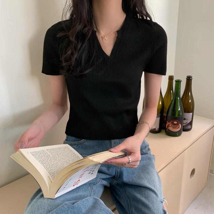 

Летняя тонкая облегающая трикотажная рубашка с V-образным вырезом, открывающая живот, с высокой талией, шикарный короткий топ, трендовая повседневная базовая вещь, комфорт и стиль, облегающий крой, пуловеры, футболки One Size чёрный