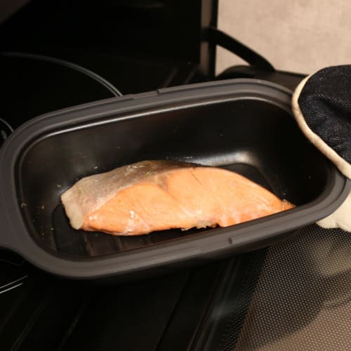 TokyoDeco Easy Cook i001, a microwave-safe cooker with recipes, featuring a square plate design for baking, frying, simmering, steaming, cooking, and