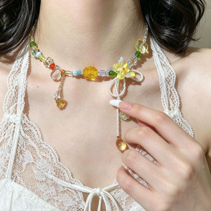 Sweet little fresh flower beaded necklace women's summer fashion atmosphere clavicle chain light luxury unique prosperous neck chain