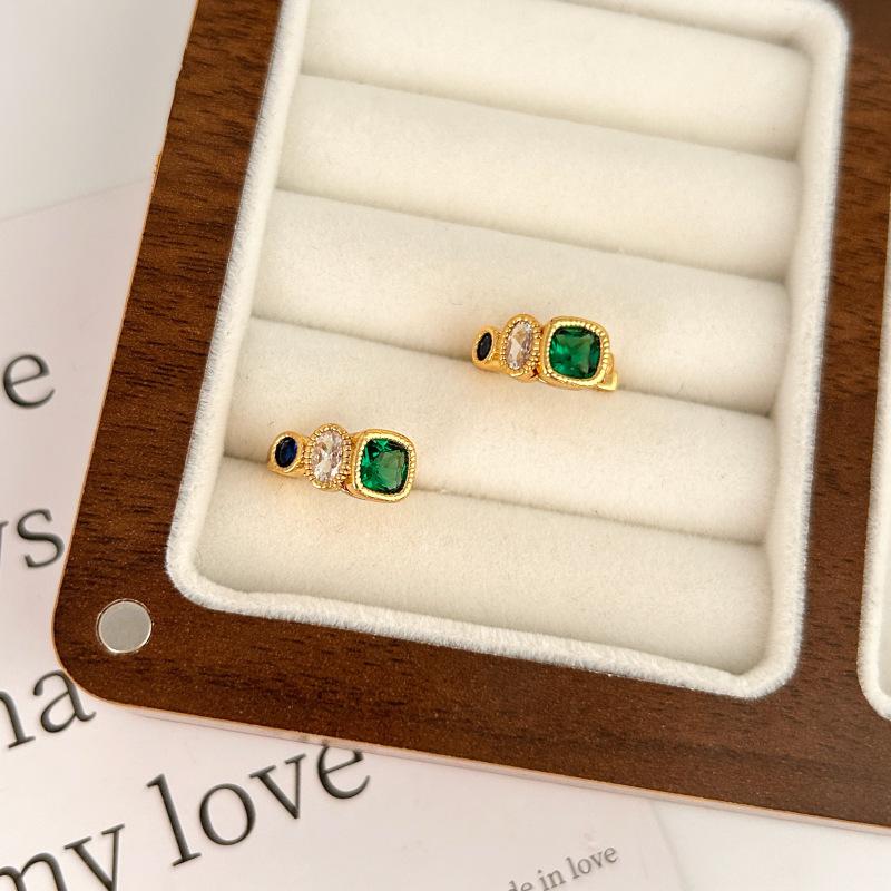 French Retro Emerald Zircon Stud Earrings Light Luxury Fashion Trend Elegant Earrings Niche Hong Kong Style Temperament Earrings Women 2026