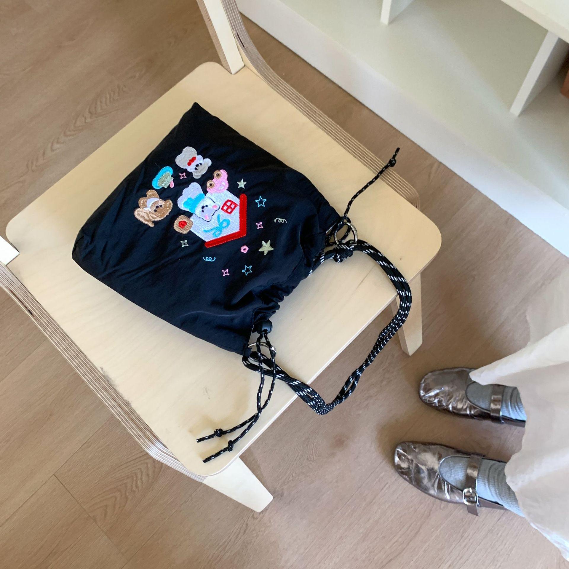 

2025 новая контрастная сумка-мессенджер простая портативная сумка для мобильного телефона весенняя мультяшная холщовая сумка-тоут женская чёрный