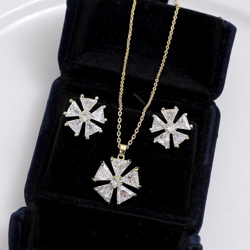 Elegant Zircon Lucky Clover Necklace Earring Set Women Light Luxury Geometric Pendant Jewelry Party Office Wear