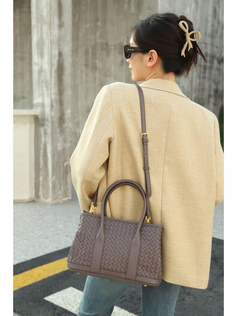 Handgewebte Umhängetasche aus echtem Schaffell für Damen mit großem Fassungsvermögen