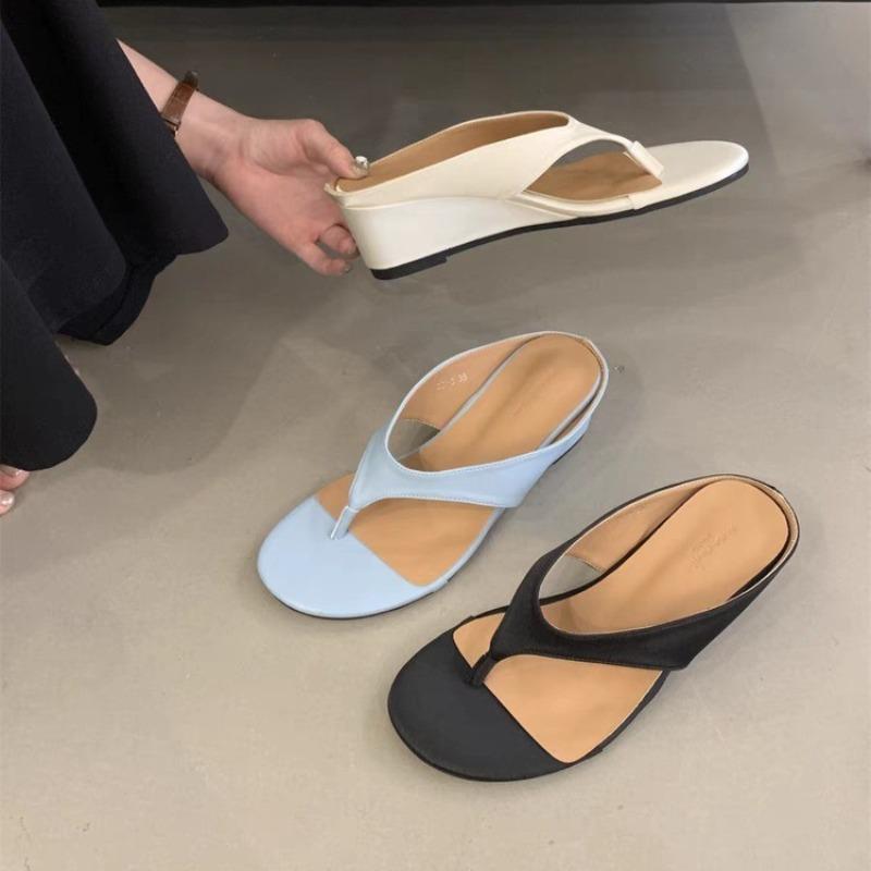 European and American Fashion Versatile Round Toe Wedge Heel Flip Flops for Women Wearing Thick Soled Sandals and Beach Shoes