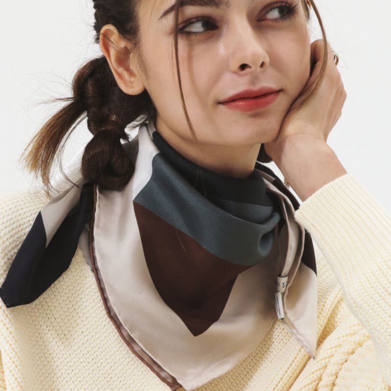 ONSZ diagonal bredrutig sidenscarf