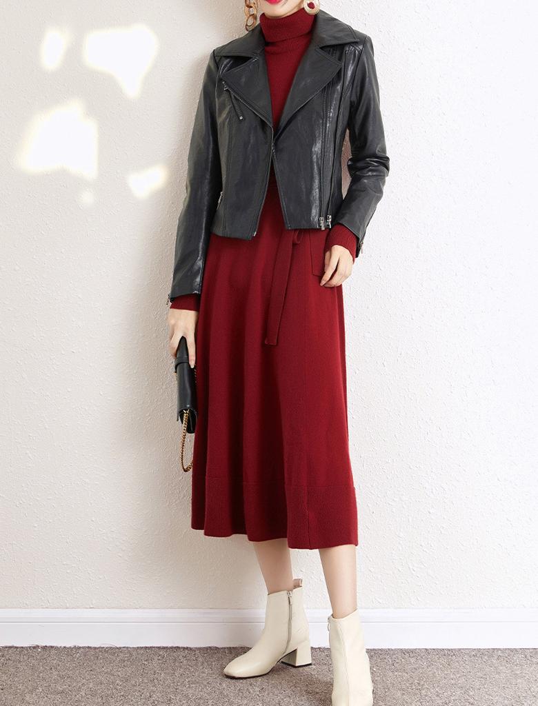 Rochie pulover tricotată cu guler înalt, mâneci tip felinar, croială mulată, cu curea lungă