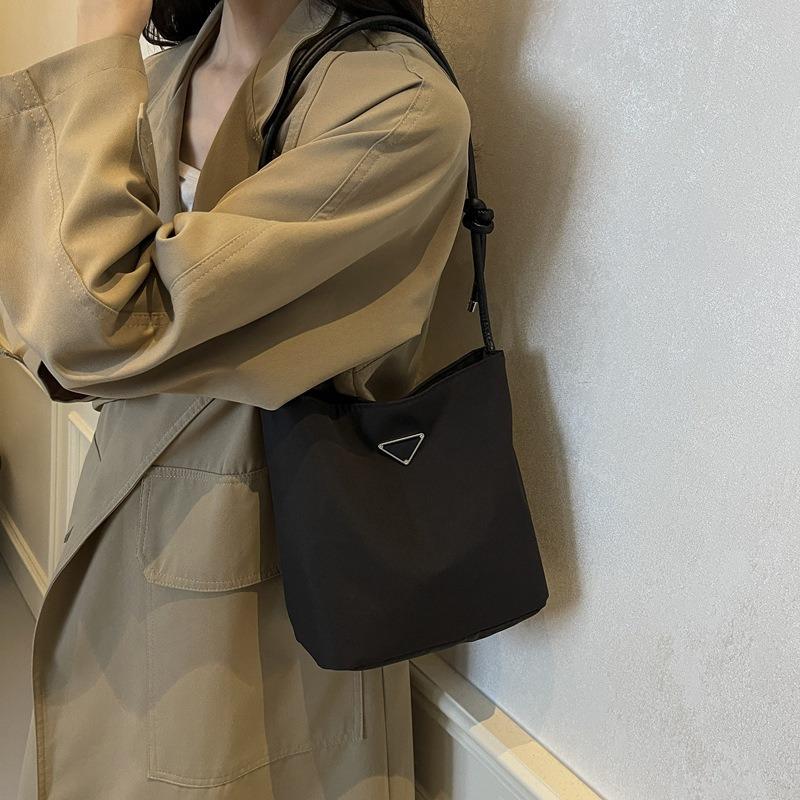 Hand Carry Trend Casual Bucket Bag Women's New Fashion Niche Shoulder Bag To Work Commuter Messenger Bag