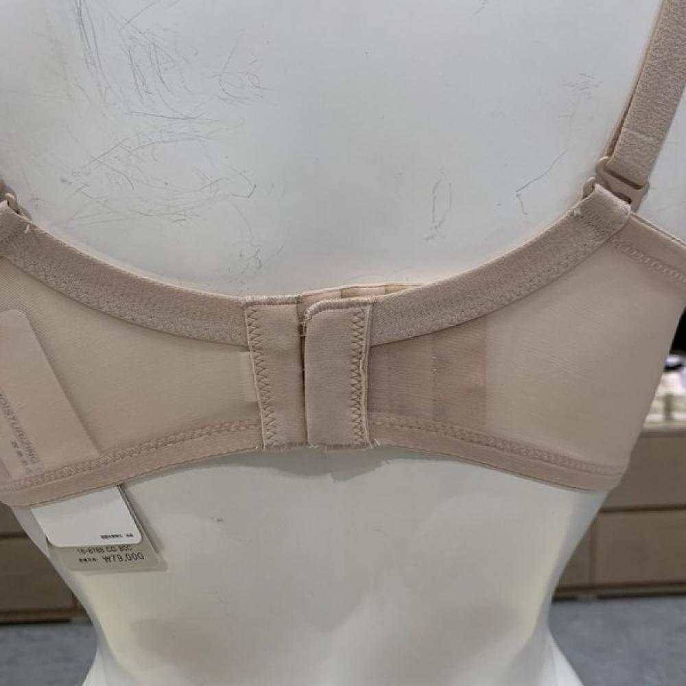 Triumph Women S Beige inviSible inSide Out Mold Bra  tcbS168788co 