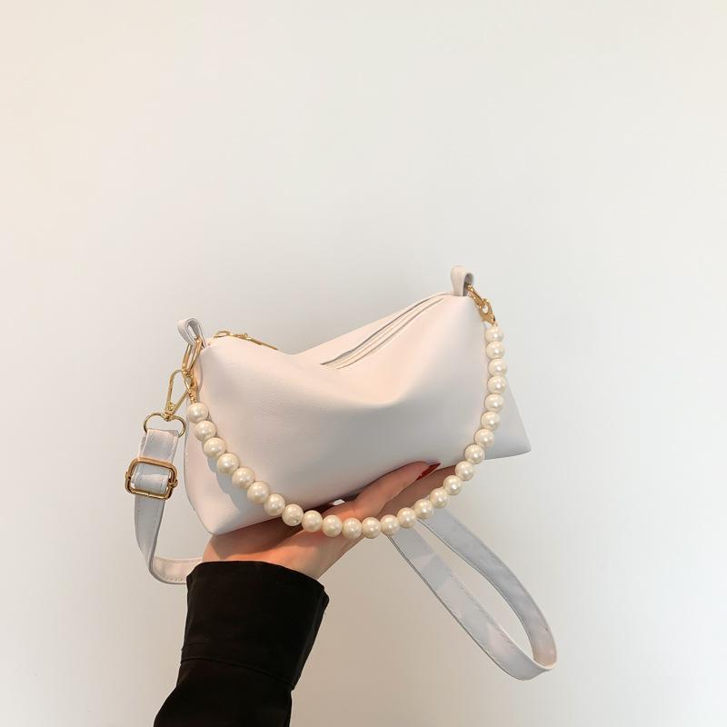 Einfache und modische kleine Tasche mit Perlenkette in einfarbiger Textur für Damen Frühling und Sommer Nischendesign Modische kleine quadratische Umhängetasche