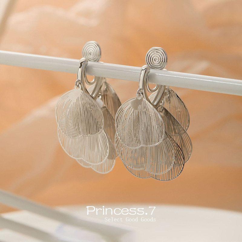 

Exaggerated Retro Metal Ginkgo Leaf Long Coil Ear Clips Without Ear Holes, European and American Style, Unique Internet Celebrity Versatile Earrings [No Pierced Ears] a Pair of Silver Ear Clips