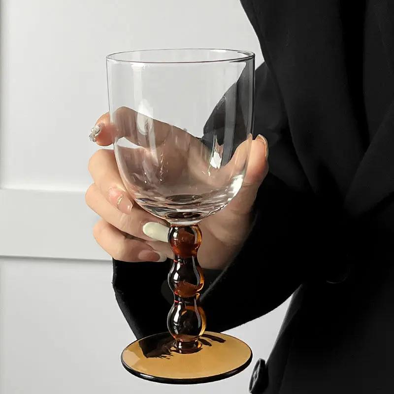 Dreifachperlenbecher mit hohem Fuß Kreative Buntglas-Kelche Kontrastfarbige Weingläser Schlichte Heim-Trinkbecher Personalisierte Geschenke