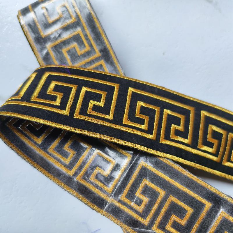 

Вышитая золотой нитью нашивка из атласной ткани Great Wall с клеевой основой для украшения одежды