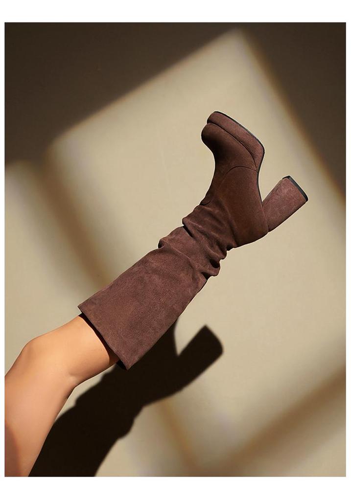 Stivali Alti da Donna in Camoscio con Tacco Chunky e Punta Tonda - Piattaforma Impermeabile Pieghettata Autunno/Inverno.