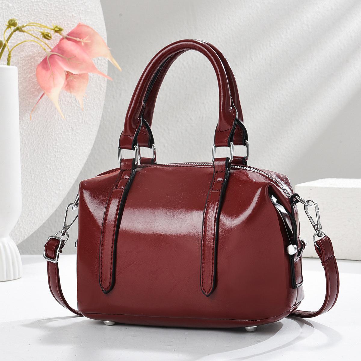 

Korean niche design messenger bag women s 2025 new retro pillow handbag fashionable large-capacity shoulder bag
