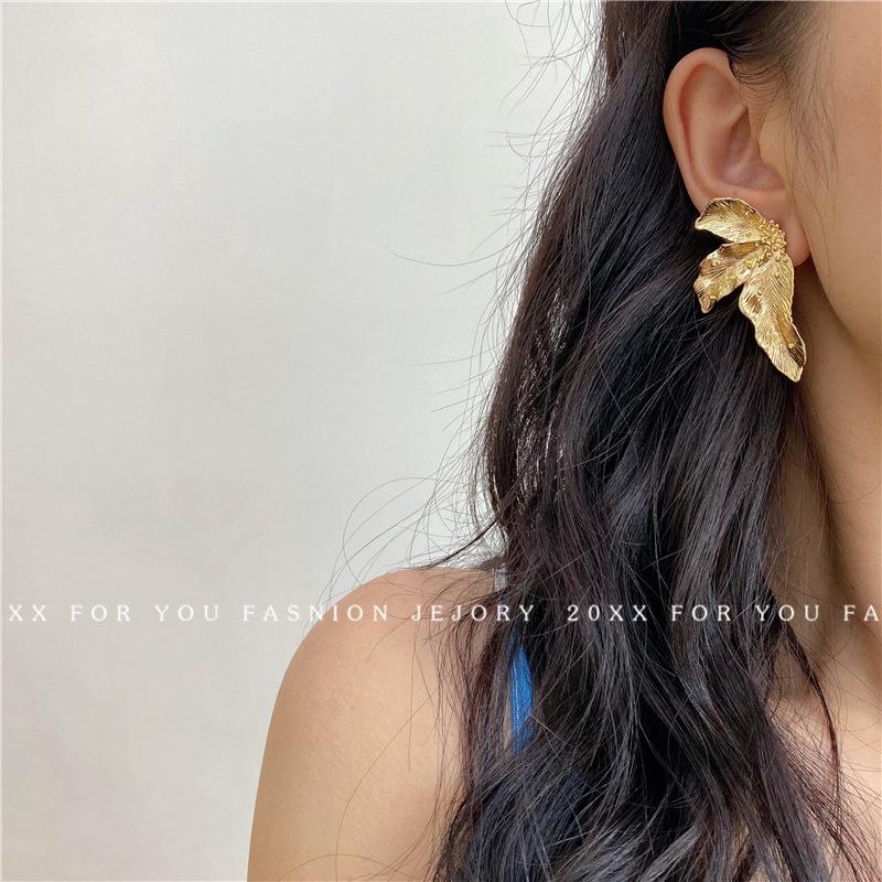 Boucles d'oreilles exquises pour femmes au design rétro feuille 2025 de luxe léger