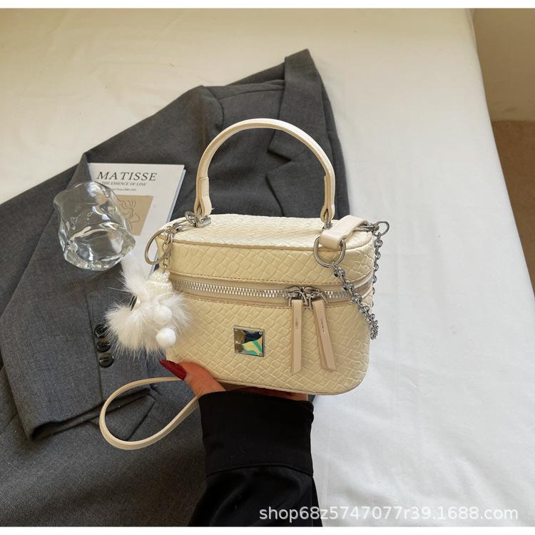 Woven Box Bag Niche Design 2025 New Shoulder Messenger Bag Women's Bag High-end Exquisite Chain Small Bag