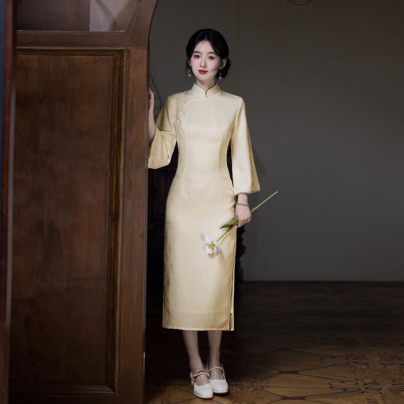 Gelber invertierter langärmeliger nationaler Stil neuer chinesischer Stil Suzhou langärmeliger Herbst-Cheongsam verbessert jung 1011 neue Damen Frühling und Herbst