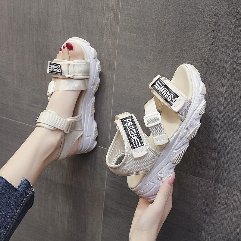 Mode Plattform Rund Tåspets Utomhus Sport Damskor PVC Korea Bekväma och Eleganta Lågt Pris Sandal Chic Vip Sandaler för Kvinnor