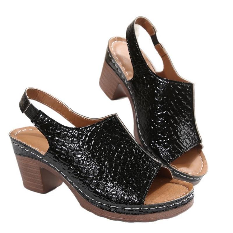 Kalın Tabanlı Yaz Sandaletleri Balık Ağzı Dikişli Kalın Topuklu ve Tek Sıra Düğmeli