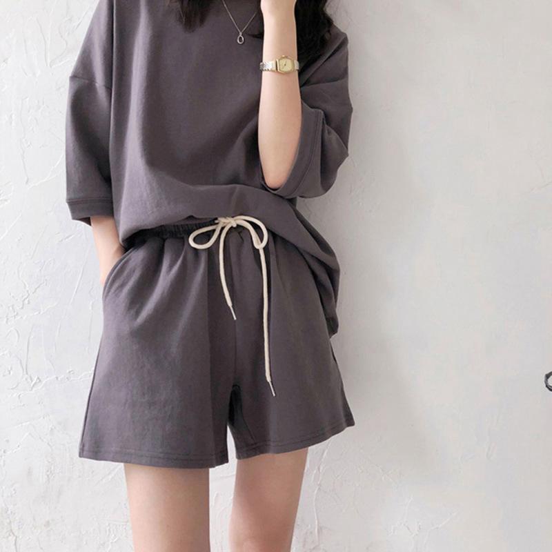 

Женская мода 2025 года: Комплект из двух предметов: футболка с коротким рукавом и шорты с высокой талией