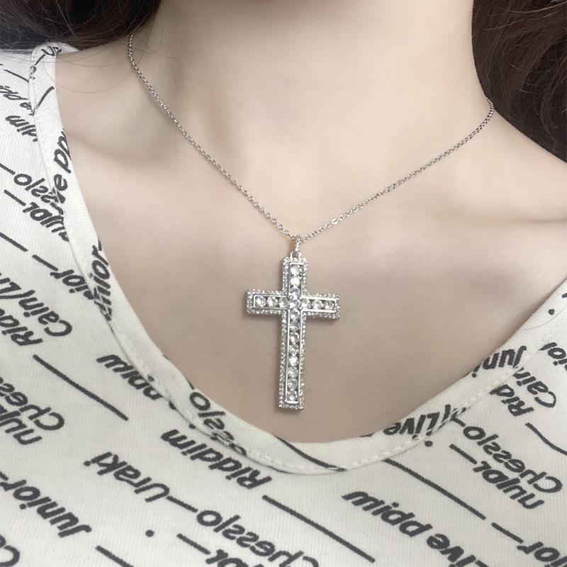 European Style Zirconia Diamond Necklace: Light Luxury, Versatile, High-End Trendy Collarbone Chain.