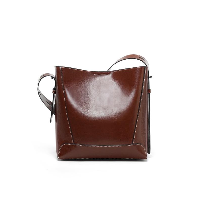 Bred Axelrem, Exklusiv Känsla, Axelväska med Stor Kapacitet, Ny Retrostil för Kvinnor, Nischad Äkta Läder för Kvinnor, Crossbody Hinkväska för Kvinnor
