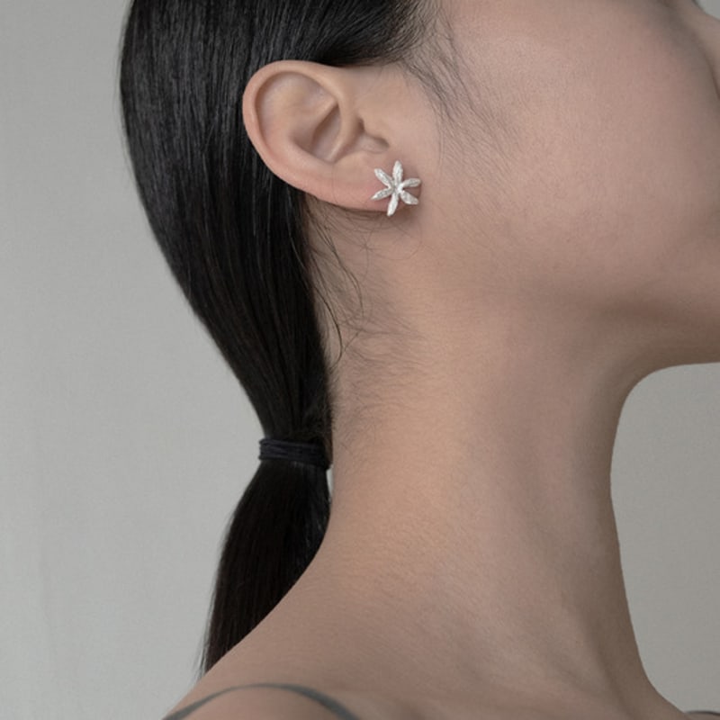 Mouvebament White Flower Earring_Silver925