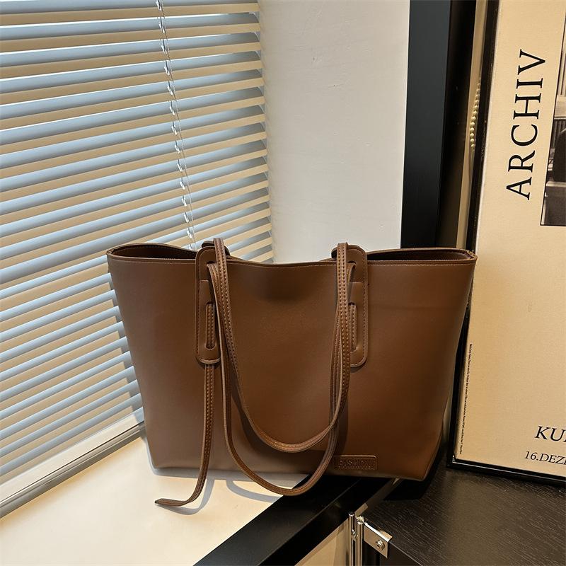 

Осенняя ретро сумка большой вместимости женская новая универсальная сумка через плечо для поездок на работу для выхода в свет портативная сумка-тоут коричневый