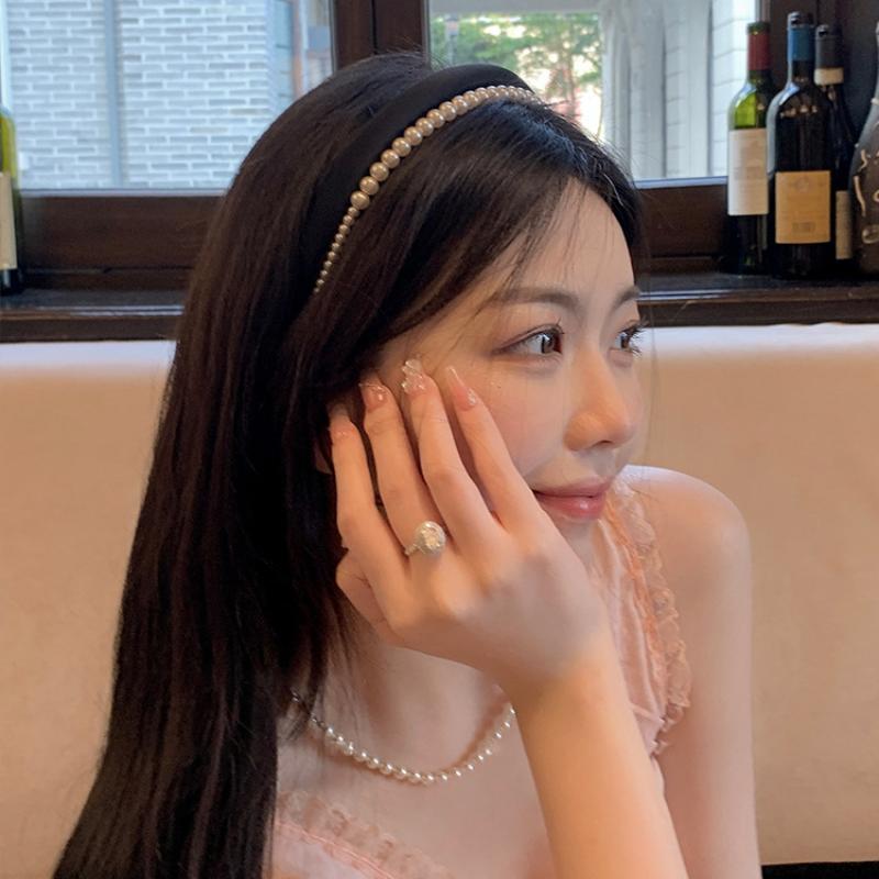 Stylish, Elegant, and Gentle Pearl Headband, A Versatile and Sophisticated Hair Accessory for Women, Perfect for Any Occasion.