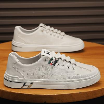 Herrenschuhe 2023 Sommer hohle Herren-Casual-Board-Schuhe Lederoberfläche weiche Sohle atmungsaktive Einzelschuhe kleine weiße Schuhe