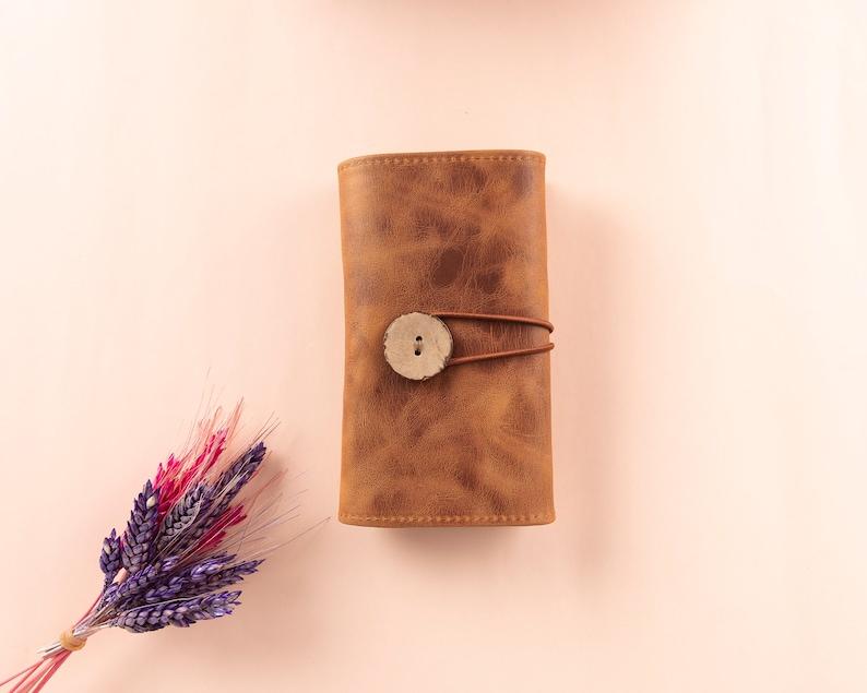 

Кожаная сумка-органайзер для кабеля и зарядного устройства, персонализированный органайзер для шнура - держатель паспорта, рулон для дорожного зарядного устройства, лучший рулон для хранения зарядного устройства и кабеля 02459