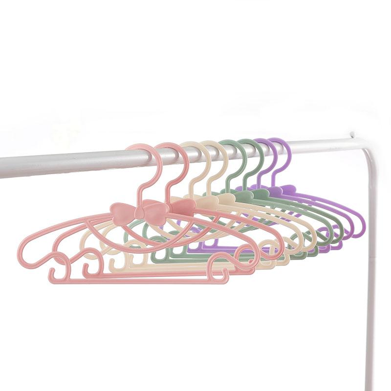 5/10/20 stücke Kinder Kleiderbügel Racks Tragbare Kunststoff Display Kleiderbügel Winddicht Kinder Mäntel Kleiderbügel Baby Kleidung Organizer