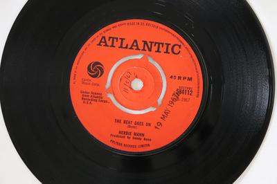7inch Record HERBIE MANN - The Beat Goes On / Free For All 584112 Atlantic 1967 UK Jazz Used