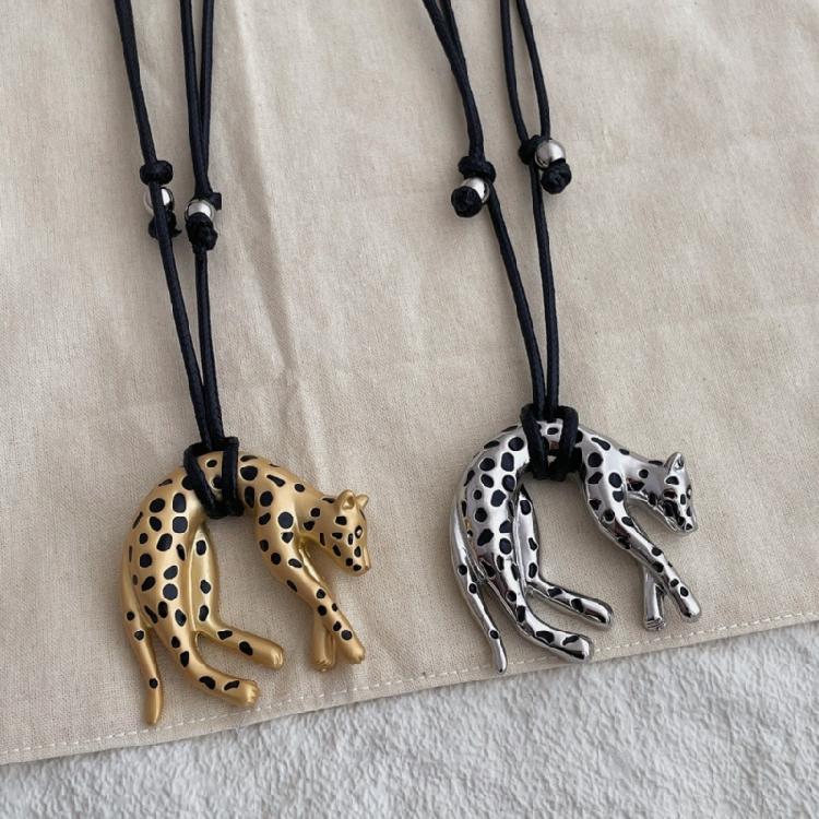 Stylish Clavicle Necklace With Vintage Leopard Pendant In Electroplated Finish For Enhancing Personalize Styles