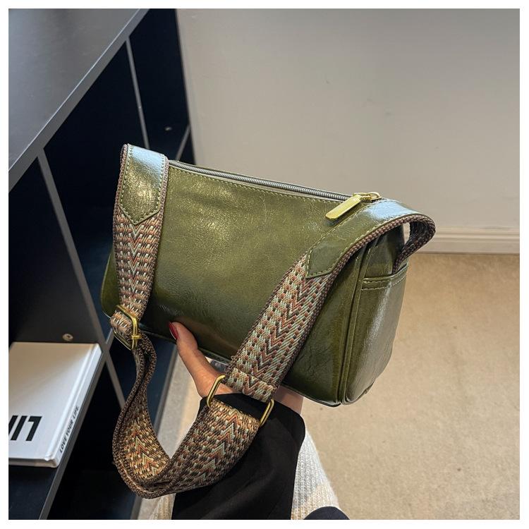 

Цього року популярна невелика жіноча сумка 2024, нова супергаряча модна широкосмугова сумка-месенджер, жіноча сумка, популярна сумка-подушка зелений