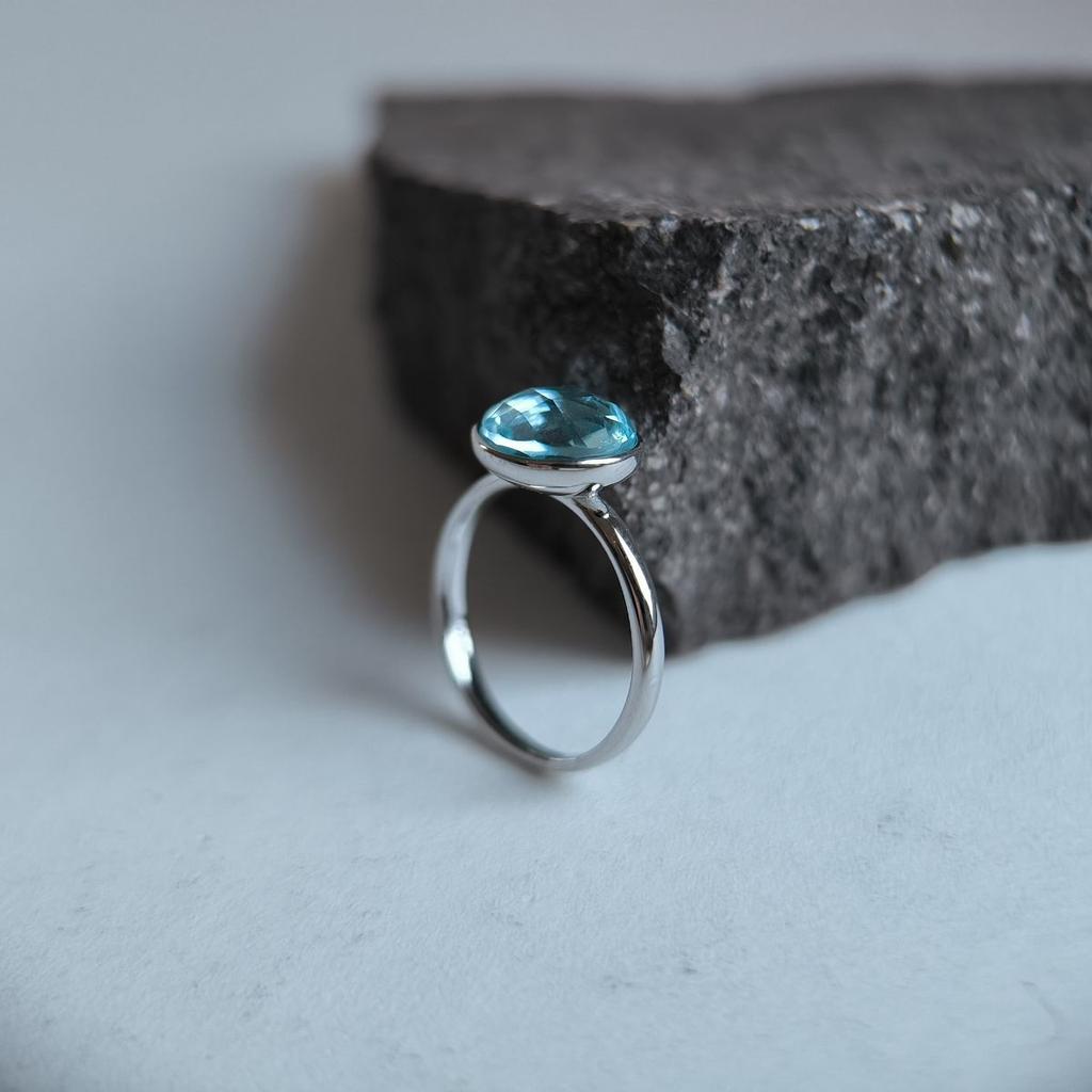 Серебряное кольцо с фианитами, вес изделия 2,82 гр (60002284)