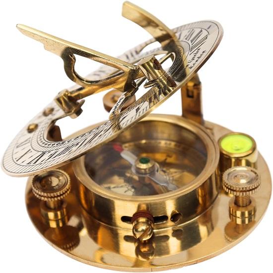 Instrument de navigație retro, cadou auriu nautic, vine într-o carcasă rafinată din piele cu granulație superioară, cu detalii complicate, cadran solar lustruit Steampunk