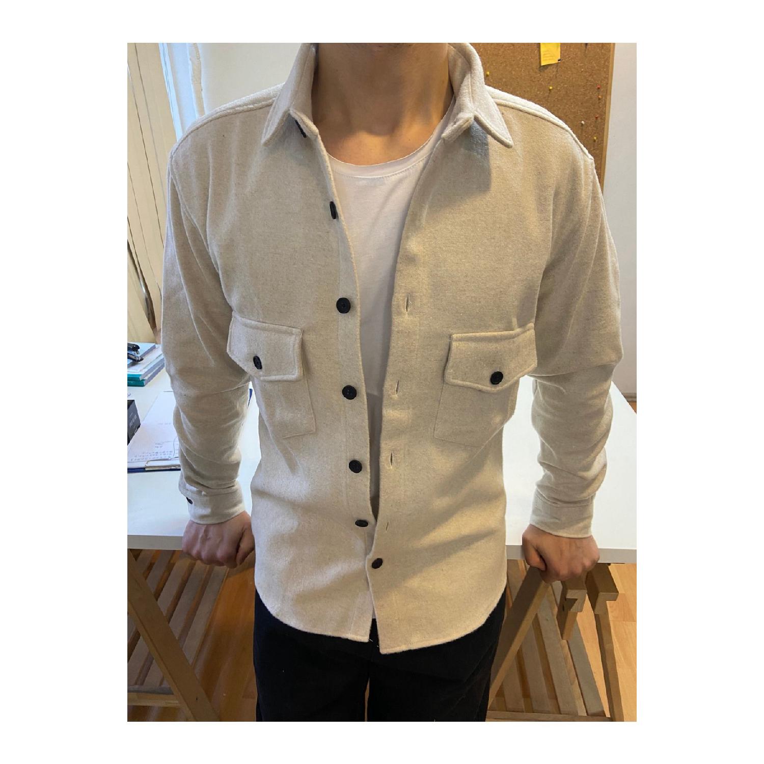 

Белоснежная мужская приталенная рубашка с воротником на пуговицах и двумя карманами, однотонная рубашка лесоруба