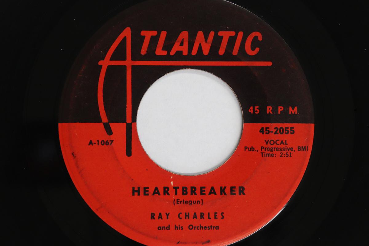 

7inch Record RAY CHARLES & HIS ORCHESTRA - Heartbreaker / Just For A Thrill 452055 ATLANTIC 1960 US Soul/Funk Used