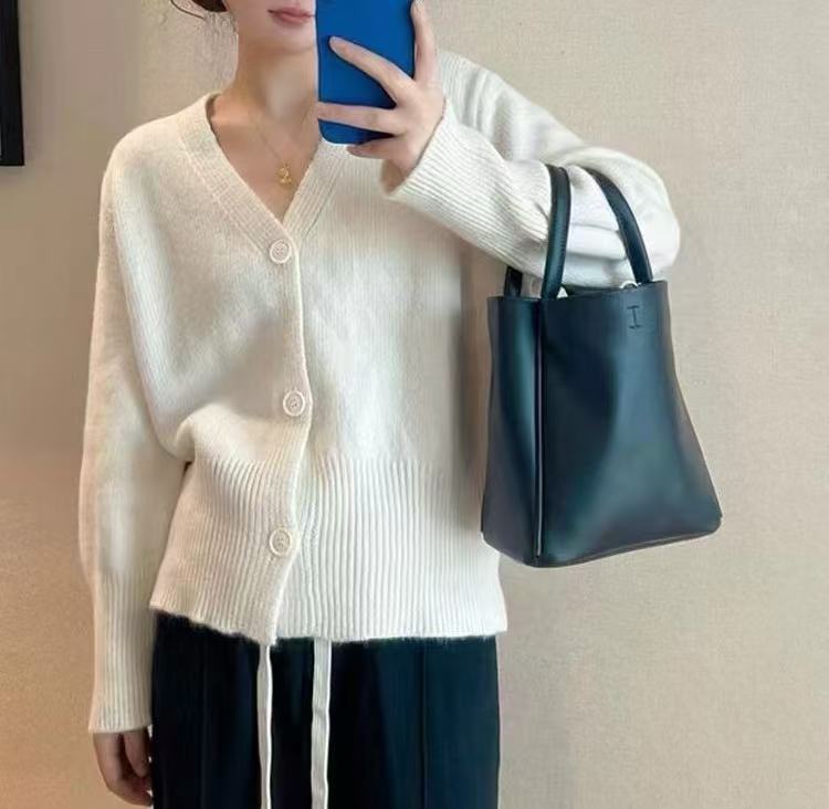 

Temperament V-neck solid color sweater women s early autumn new lazy wind loose knitted sweater cardigan women s top coat Average size 57-55 білий