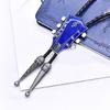 Geflochtener Schnürsenkel Gitarrenkopf Bolo Tie Geschnitzter Anhänger Cowboy Krawatte Halskette