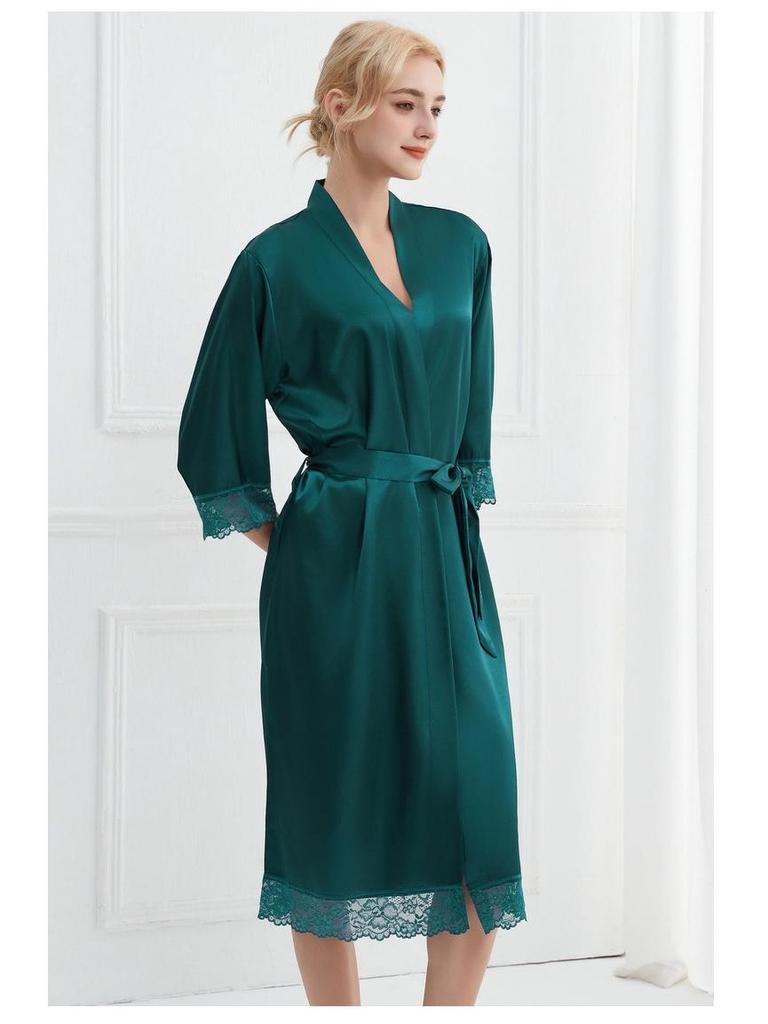 Elegantes Sommer-Bademantel mit Spitzenbesatz