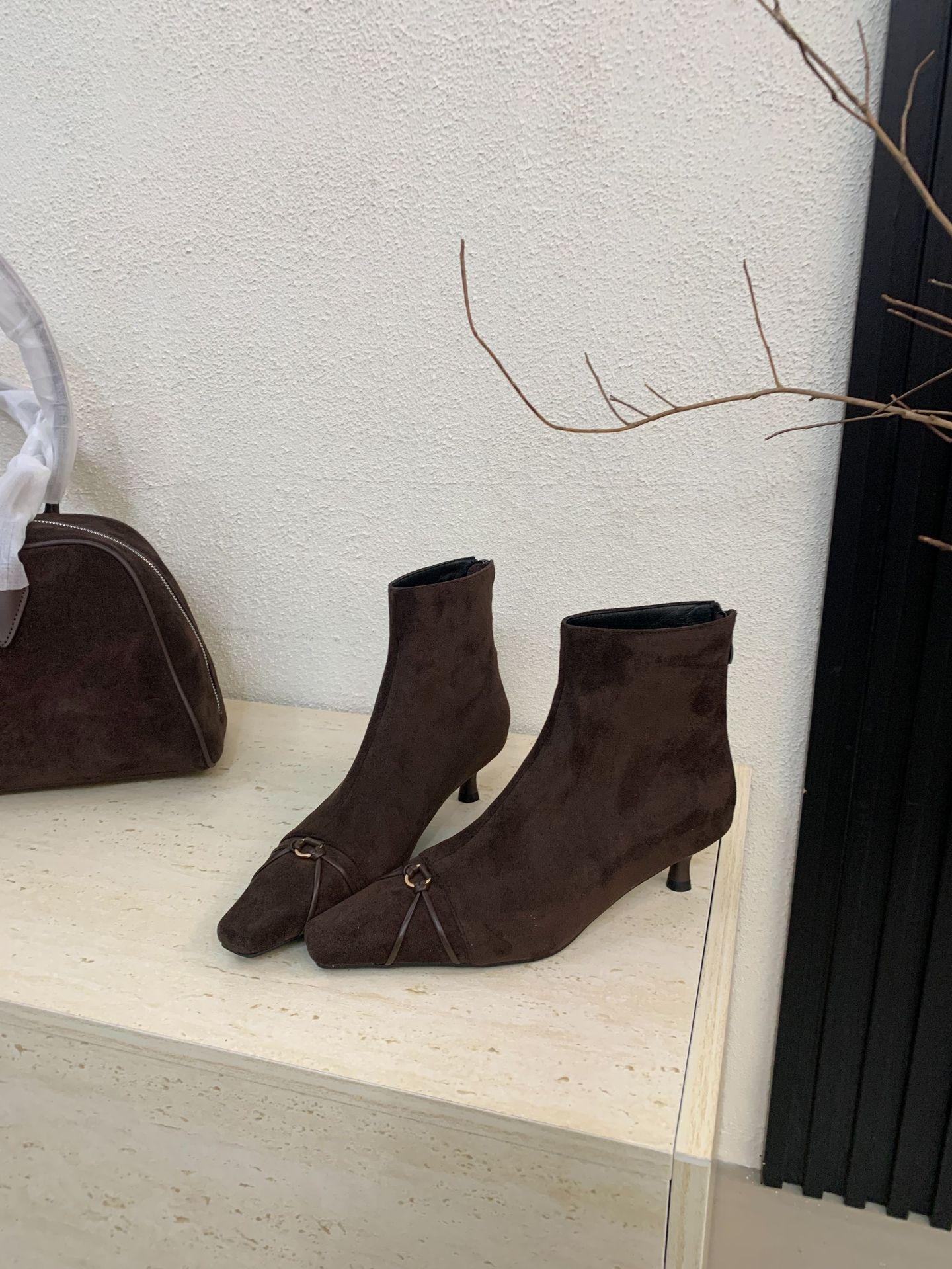 

High heel square head suede thin boots short boots women s shoes 2025 new spring and autumn single boots splicing buckle boots 39 темно-коричневого
